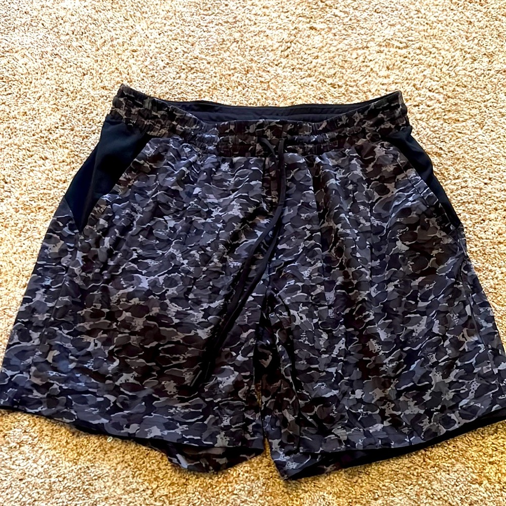 Lululemon men’s workout shorts size large